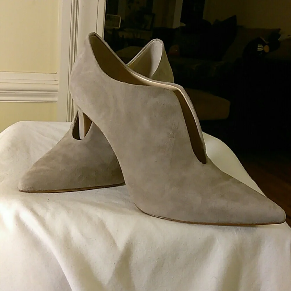Vince Camuto ladies suede heels NWOT